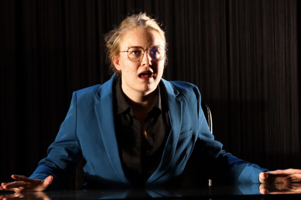 Lara-Berenike Dabbous in PUTSCH. © Laura Ritter