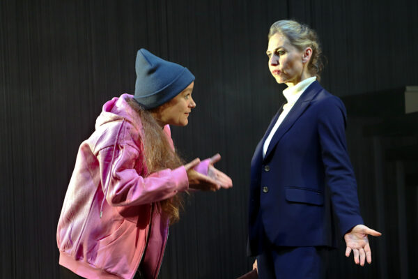 Katharina Hannappel und Ivana Langmajer in PUTSCH. © Laura Ritter