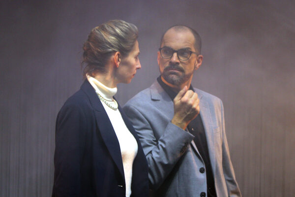 Klara Milkowski (Ivana Langmajer) und der Bundeskanzler (Florian Bender) in PUTSCH. © Moritz Schertl