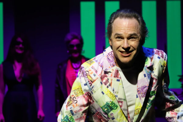 Rosana Cleve, Katharina Hannappel und Gregor Eckert in NEIN ZUM GELD! © Laura Ritter