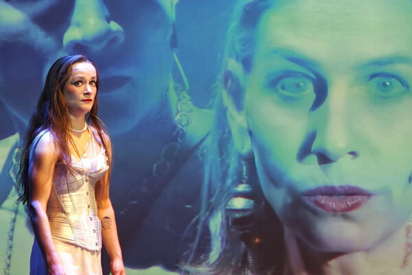 Katharina Hannappel und Ivana Langmajer in GESPENSTER. © Laura Ritter Katharina Hannappel und Ivana Langmajer in GESPENSTER. © Laura Ritter