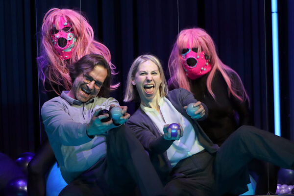 Katharina Hannappel, Markus Hennes, Ivana Langmajer und Florian Bender in NUR NACHTS. © Laura Ritter