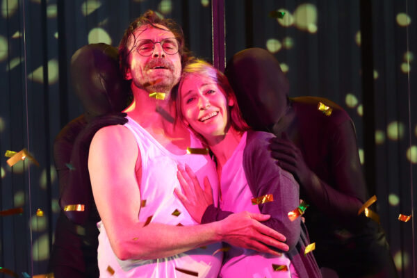 Katharina Hannappel, Markus Hennes, Ivana Langmajer und Florian Bender in NUR NACHTS. © Laura Ritter