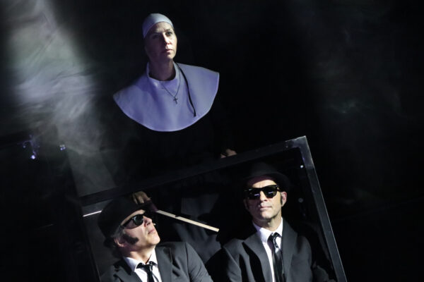 Gregor Eckert, Ivana Langmajer und Florian Bender in BLUES BROTHERS. © Laura Ritter