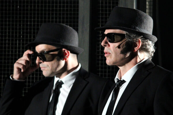 Florian Bender und Gregor Eckert in BLUES BROTHERS. © Lea Schulte-Hillen