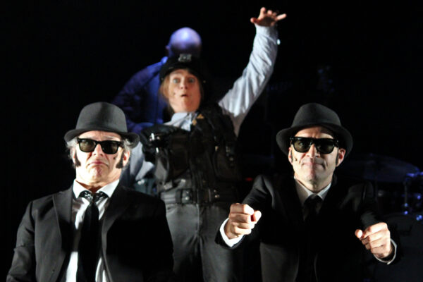 Gregor Eckert, Katharina Hannappel und Florian Bender in BLUES BROTHERS. © Lea Schulte-Hillen Gregor Eckert, Katharina Hannappel und Florian Bender in BLUES BROTHERS. © Lea Schulte-Hillen