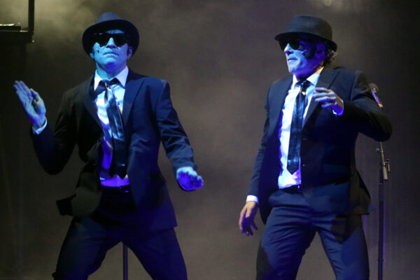 Florian Bender und Gregor Eckert in BLUES BROTHERS. © Laura Ritter