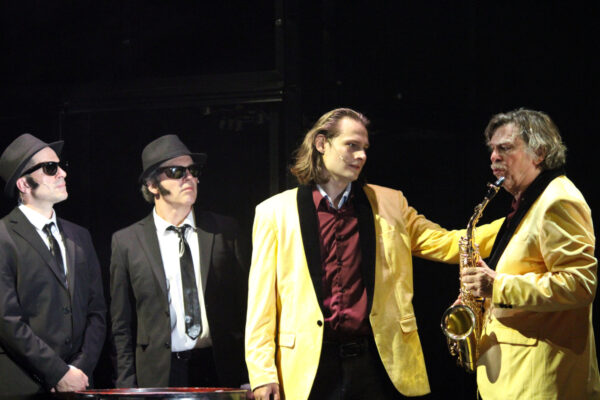 Florian Bender, Gregor Eckert, Niclas Kunder und Meinhard Zanger in BLUES BROTHERS. © Lea Schulte-Hillen