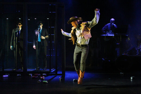 Florian Bender, Gregor Eckert, Katharina Hannappel und Jürgen Knautz in BLUES BROTHERS. © Lea Schulte-Hillen