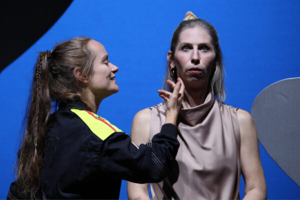 Katharina Hannappel und Ivana Langmajer in JEEPS © Lea Schulte-Hillen