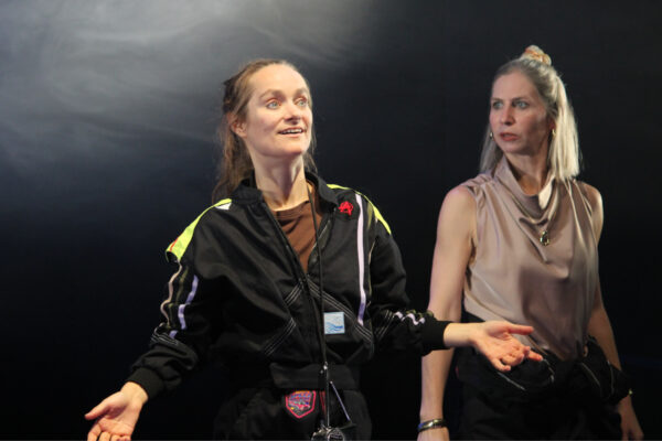 Katharina Hannappel und Ivana Langmajer in JEEPS © Lea Schulte-Hillen