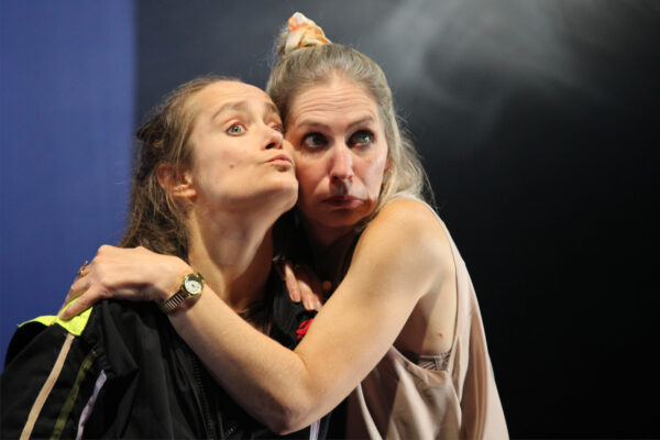 Katharina Hannappel und Ivana Langmajer in JEEPS © Lea Schulte-Hillen