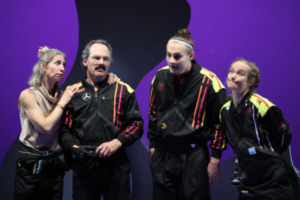 Ivana Langmajer, Gregor Eckert, Niclas Kunder und Katharina Hannappel in JEEPS © Lea Schulte-Hillen
